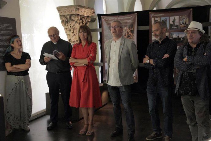 Foto de la inauguración de la exposición 'Los Sonidos de la Imagen' este martes en Jaca, que ha dado comienzo al XXVIII Festival Internacional en el Camino de Santiago.