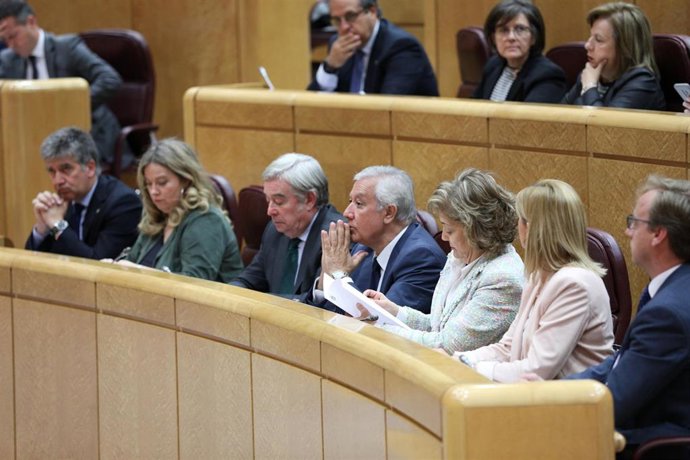 (I-D) Los miembros titulares del PP de la Diputación Permanente del Senado; Ignacio Cosidó, Cristina Ayala, José Manuel Barreiro; Javier Arenas; María Rosa Vindel, Salomé Pradas y Guillermo Martínez Arcas durante la última reunión de la XII legislatura 