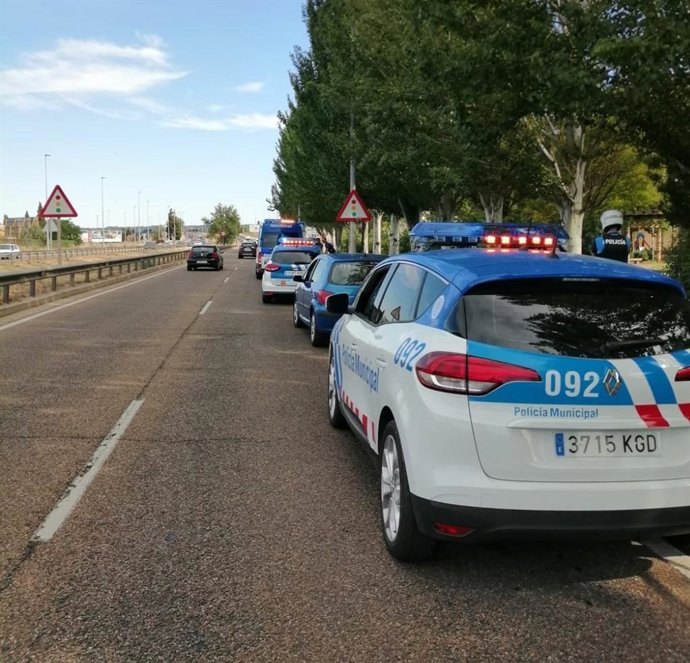 La policía con el coche interceptado en la VA-20.