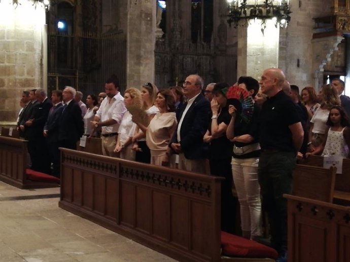 La familia del guardia civil asesinado por ETA, Diego Salv Lezcaun, durante la misa celebrada en la Catedral en memoria del décimo aniversario del atentado de Palmanova.