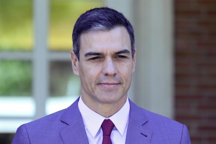 El presidente del Gobierno en funciones, Pedro Sánchez, durante un encuentro con oficiales generales de las Fuerzas Armadas y de la Guardia Civil en  el Complejo de La Moncloa.