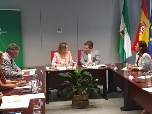 La consejera y el alcalde de Jaén durante la reunión