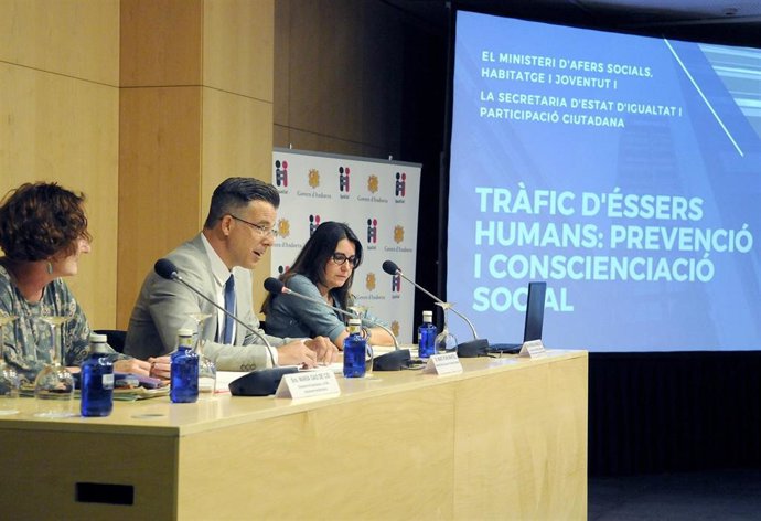 El secretario de Estado de Igualdad y Participación Ciutadana de Andorra, Marc Pons; la coordinadora de la Unidat Municipal contra la Trata de Barcelona, Verónica Giménez, y la directora de Feminismos y LGTBI de Barcelona, Maria Gas de Cid.