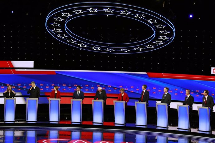 Candidatos demócratas durante el debate presidencial.