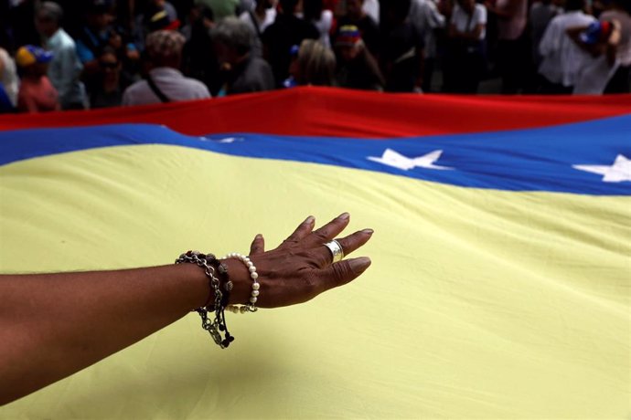 Imagen de la bandera venezolana durante una protesta contra el Gobierno de Nicolás Maduro en Caracas