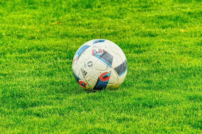 Balón de fútbol en un campo.