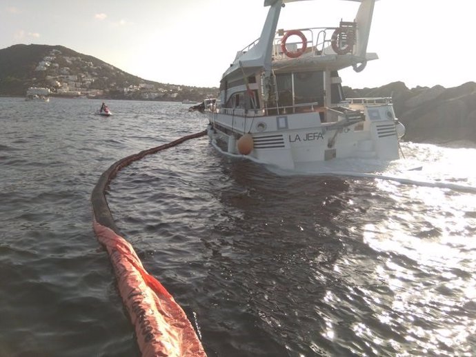 Barreres de contenció installades al voltant de l'embarcació encallada a Santa Eulria (Eivissa)
