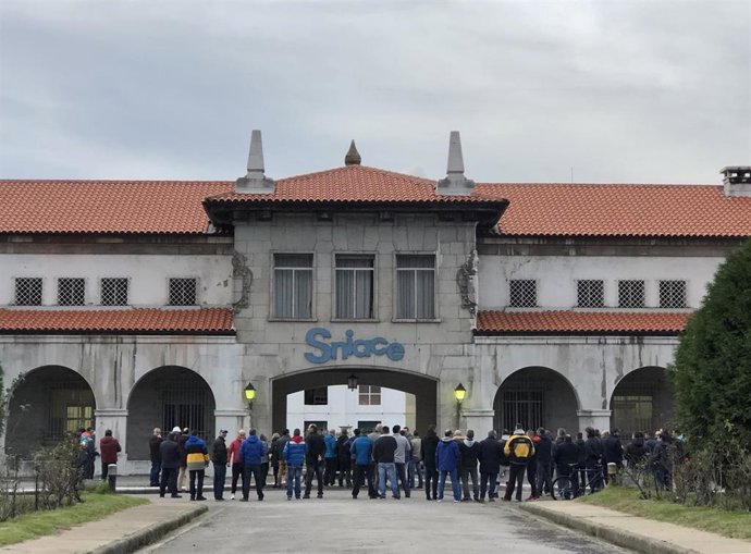 Trabajadores de Sniace se concentran en la fábrica