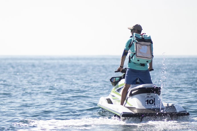 Repartidores de Deliveroo en motos acuáticas | LetsPicYou Producciones