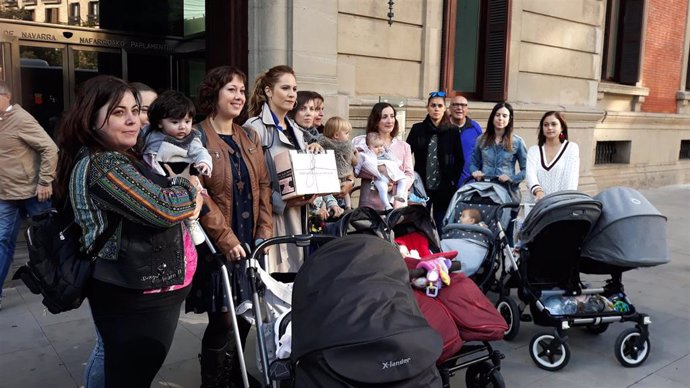 Un grupo de madres que reclaman la devolución de las retenciones de IRPF en las prestaciones por maternidad en la puerta del Parlamento de Navarra, en una imagen de archivo.