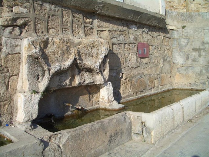 La Fuente Baix de la localidad de Fonz está catalogada como Punto de Interés Geológico.