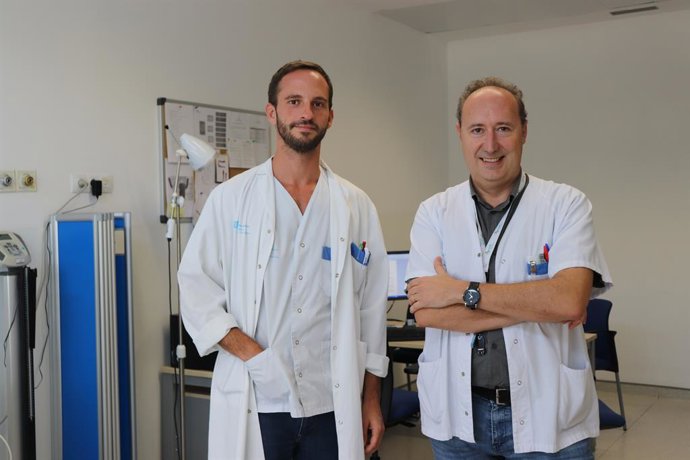 El doctor especialista en Neurologia, Daniel Blasco, i el farmacutic de Neuropsiquiatría, el doctor Santos Navarro.