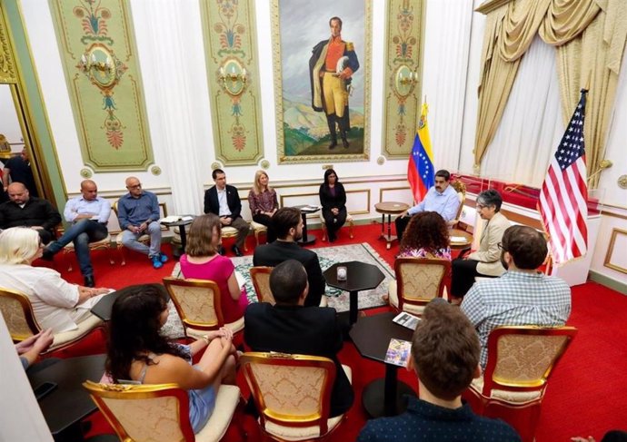 El presidente venezolano, Nicolás Maduro, se reúne en el Palacio de Miraflores con los activistas estadounidenses que ocuparon la Embajada en Washington