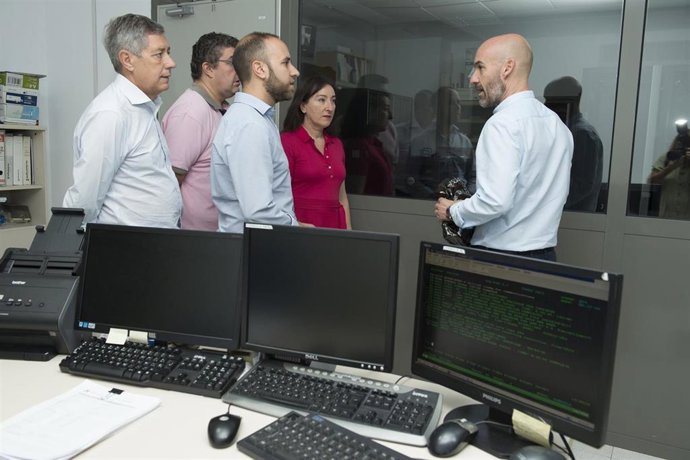 Personal de EPICSA junto a los representantes provinciales y municipales mostrando el funcionamiento del control horario