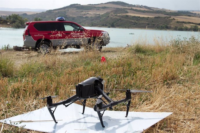 Un dron y un vehículo de la Policía Foral en el embalse de Alloz.