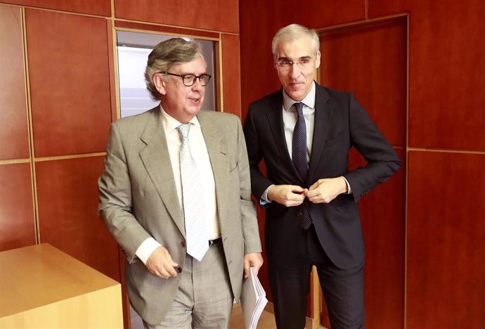 O conselleiro de Economía, Francisco Conde, á dereita