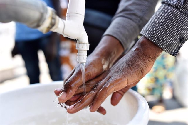 Un hombre se lava las manos en el hospital de Goma