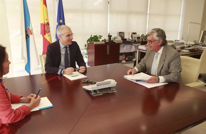 El conselleiro de Economía, Francisco Conde, con el presidente de Atiga, Juan Manuel Vieites