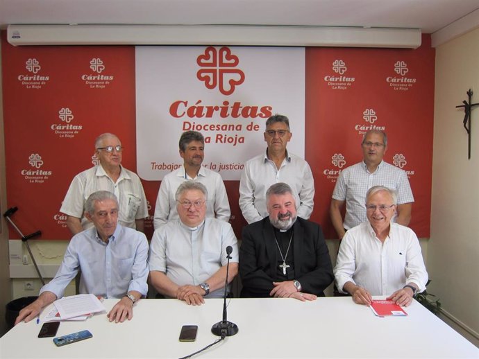 Presentación de Fernando Beltrán (sentado a la izquierda del obispo, Carlos Escribano) que ocupará el cargo de director de Cáritas La Rioja