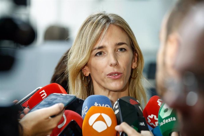 La portavoz del PP en el Congreso de los Diputados, Cayetana Álvarez de Toledo, ofrece declaraciones a los medios de comunicación en la Cámara Baja un día después de su nombramiento.