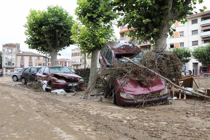 Coches gravemente dañados por las inundaciones en Tafalla (Navarra).