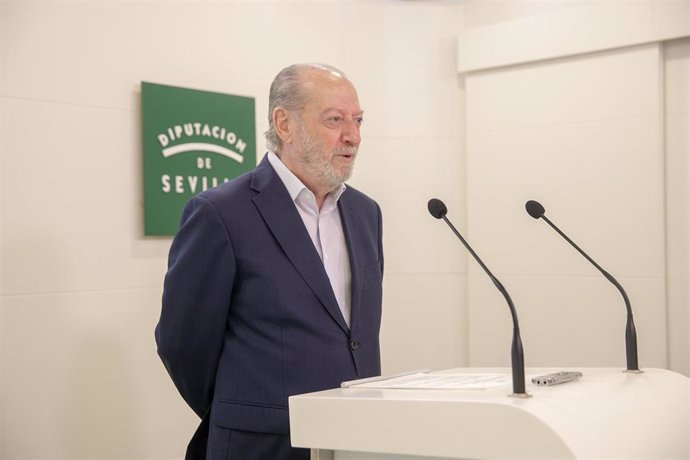 El presidente de la Diputación de Sevilla, Fernando Rodríguez Villalobos, presentando la ayuda europea para el proyecto 'SIPE'