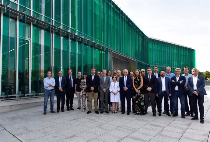 José Ignacio Ceniceros y el resto de autoridades posan ante la fachada de la nueva Escuela de Enfermería de La Rioja, tras proceder a su inauguración oficial.