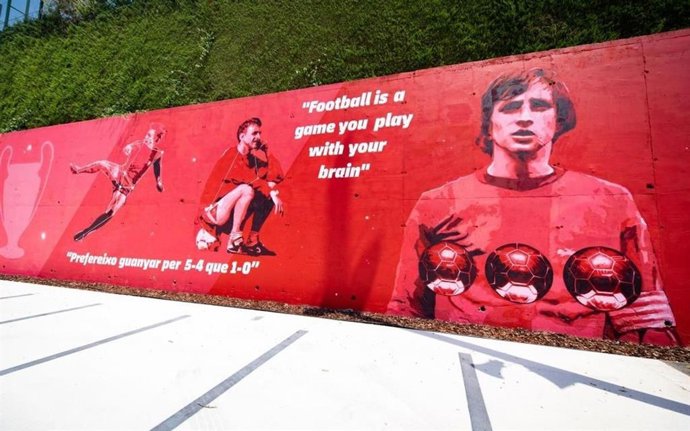 Parte del mural de la Ciudad Deportiva del FC Barcelona dedicada a Johan Cruyff