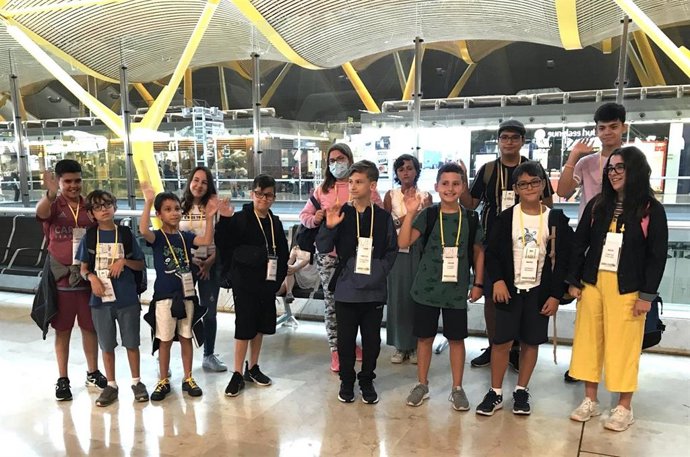 Algunos de los niños de la Fundación Aladina en el Aeropuerto de Barajas rumbo a Irlanda
