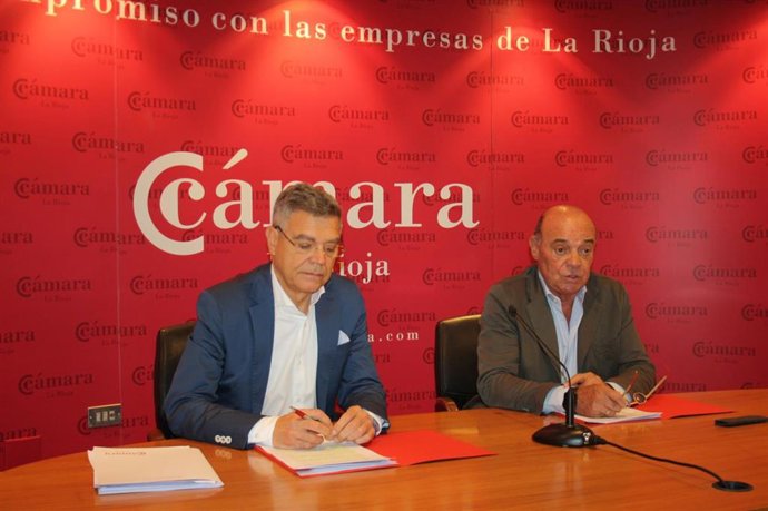 El presidente de la Cámara de Comercio, Jaime García-Calzada (izquierda); y el director general de la Cmara, Florencio Nicolás, presentan la Encuesta de Coyuntura Económica, que refleja uns egundo simestre del año 2019 con un saldo positivo de 14 puntos