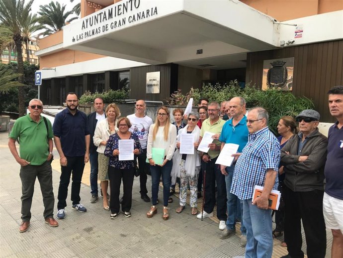 Pepa Luzardo con vecinos de La Suerte