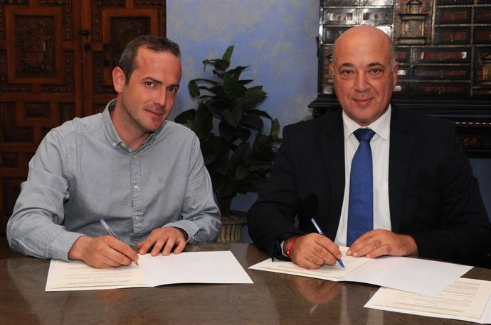 Antonio Ruiz (dcha.), durante la firma del convenio con Juventudes Agrarias