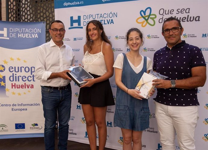 El presidente de la Diputación de Huelva, Ignacio Caraballo, entrega el premio a las ganadoras del concurso de fotografía 'Muévete por Europa'.