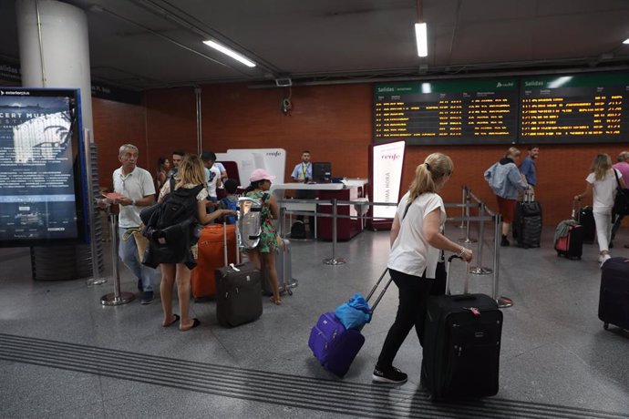 Varios pasajeros se aproximan a una oficina de venta de billetes de última hora en la estación de tren Puerta de Atocha de Madrid durante la primera de las cuatro jornadas de paros parciales de Renfe a los que el sindicato CGT ha convocado a los trabaja