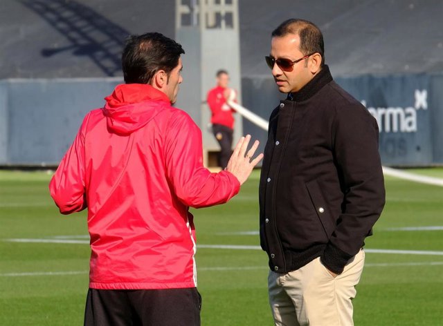 Marcelino habla con Anil Murhty durante un entrenamiento de la pasada temporada