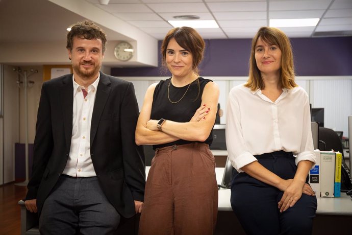 Els periodistes Cristina Font, Minaia Llorca i Rubn González en la redacció d'Europa Press Catalunya