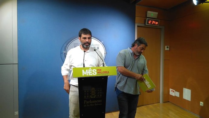 El diputado de MÉS per Mallorca Josep Ferr en rueda de prensa en el Parlament