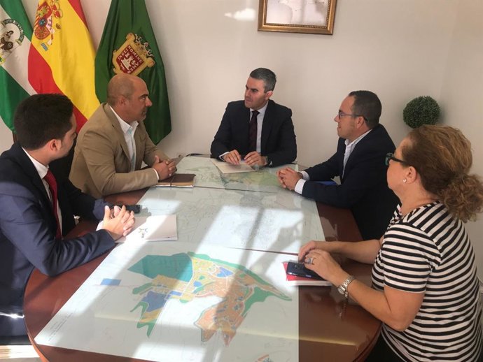 Representantes provinciales y municipales reunidos en el ayuntamiento de Vejer