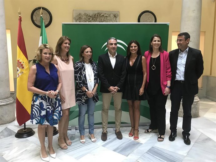 El consejero de la Presidencia, Administración Pública e Interior de la Junta, Elías Bendodo, junto a delegados territoriales del Gobierno andaluz en Málaga.