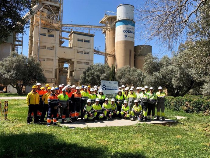 Trabajadores de Cementos Cosmos al lado de la fábrica (Foto de archivo).