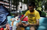 La acampada de los sin techo seguirá en el Paseo del Prado y exigen a Almeida soluciones, no moverles de un lado a otro