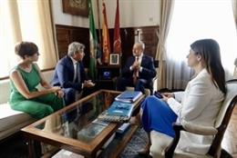 María Gámez, Lucrecio Fernández, Francisco de la Torre y Susana Carillo en una reunión