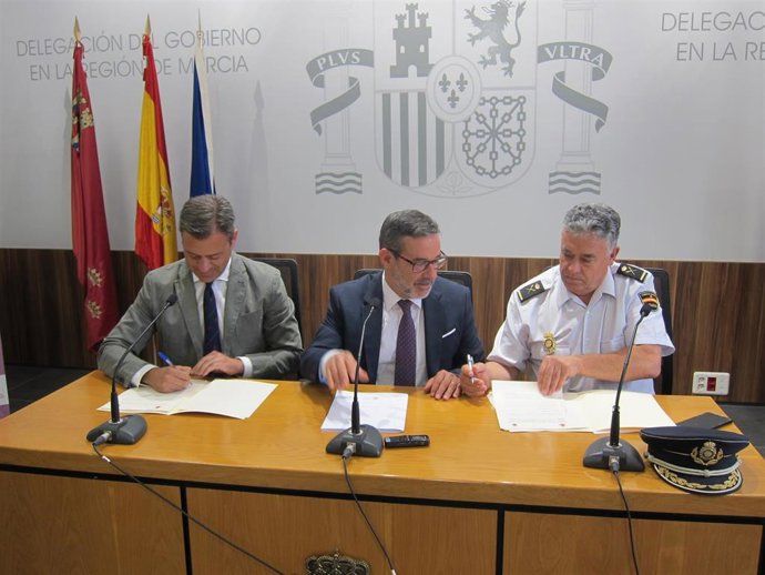 De izquierda a derecha, Ortuño, Jiménez y Durán, durante la firma del protocolo