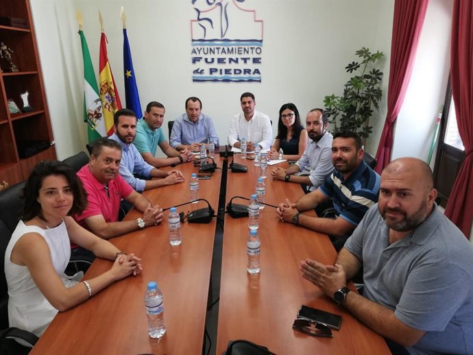 El secretario general del PSOE de Málaga y parlamentario andaluz, José Luis Ruiz Espejo, y el alcalde y secretario general del PSOE local, Siro Pachón, participan en una reunión de trabajo sobre agua