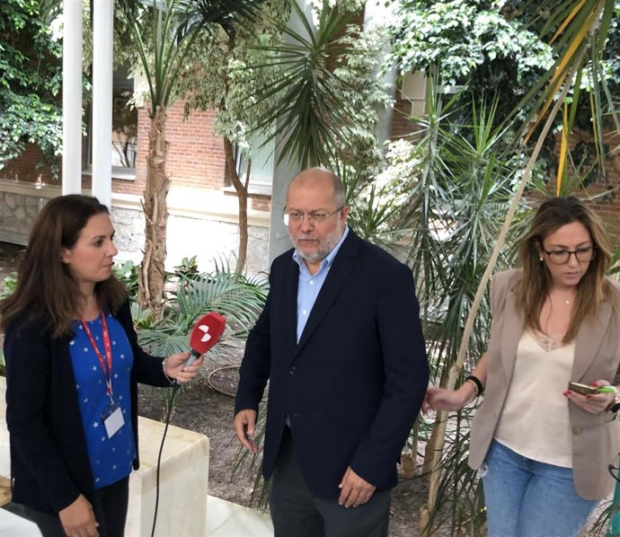 Francisco Igea atiende a la prensa antes de reunirse con representantes de Eficanza.