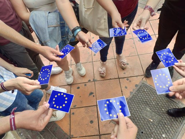 Estudiantes, portando banderas de la Unión Europea por el Día de Europa.