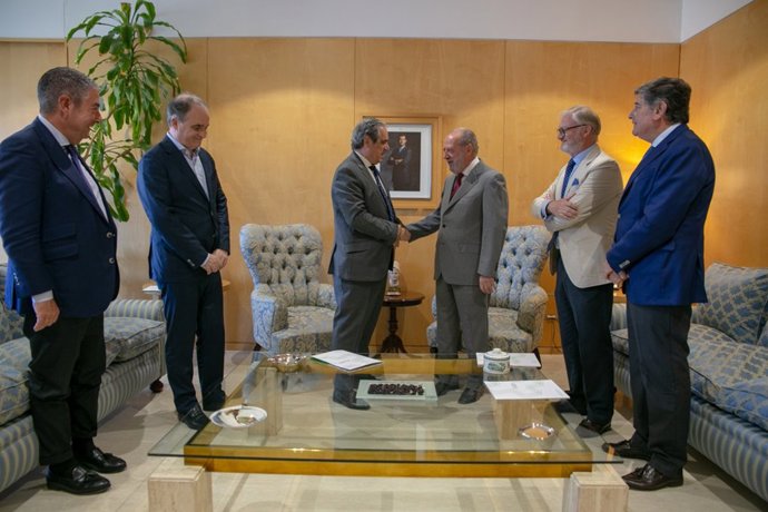 Villalobos recibe a los miembros del Consejo General de farmacéuticos en España