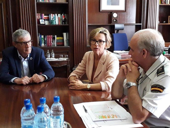 El delegado del Gobierno en Canarias, Juan Salvador León, junto a la concejala de Seguridad de San Bartolomé de Tirajana, María Inés Rodríguez, y el jefe Superior de la Policía Nacional en Canarias, José María Moreno