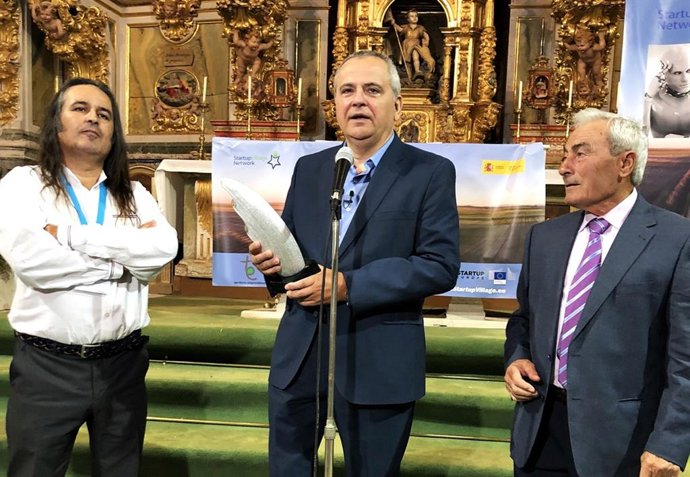 Juanma Romero, director del programa 'Emprende' del Canal 24 Horas de RTVE, recoge en la localidad burgalesa de Villahoz un premio de Territorio Emprendimiento.