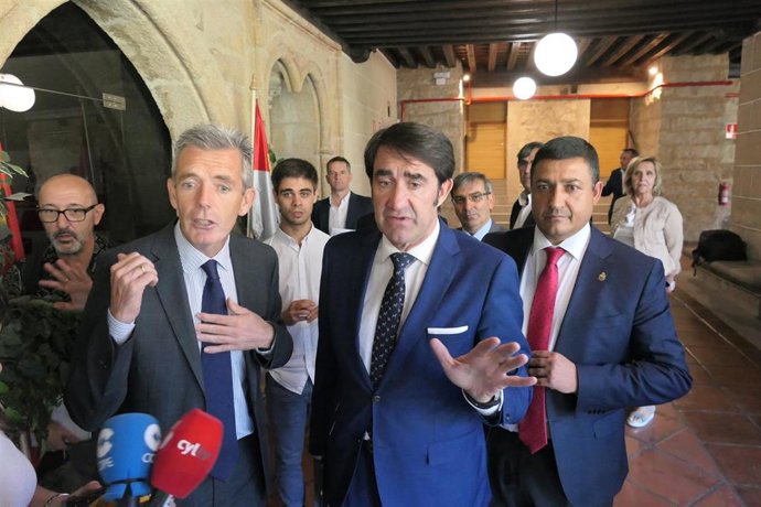 El consejero de Fomento y Medio Ambiente, Juan Carlos Suárez Quiñones, entre el delegado territorial de Ávila y el presidente de la Diputación.